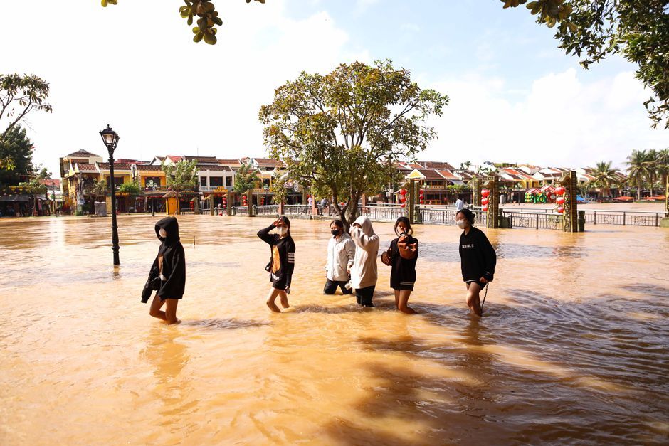 Thailand flood victims relief bag distribution temple