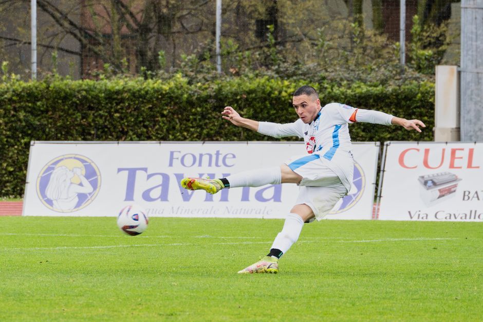 professional football player pitch action
