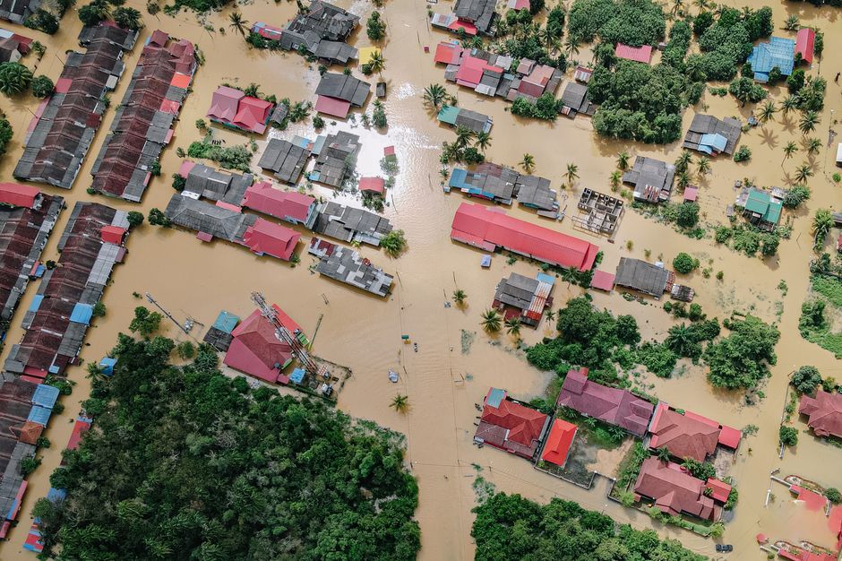 Thailand flooded town water rescue