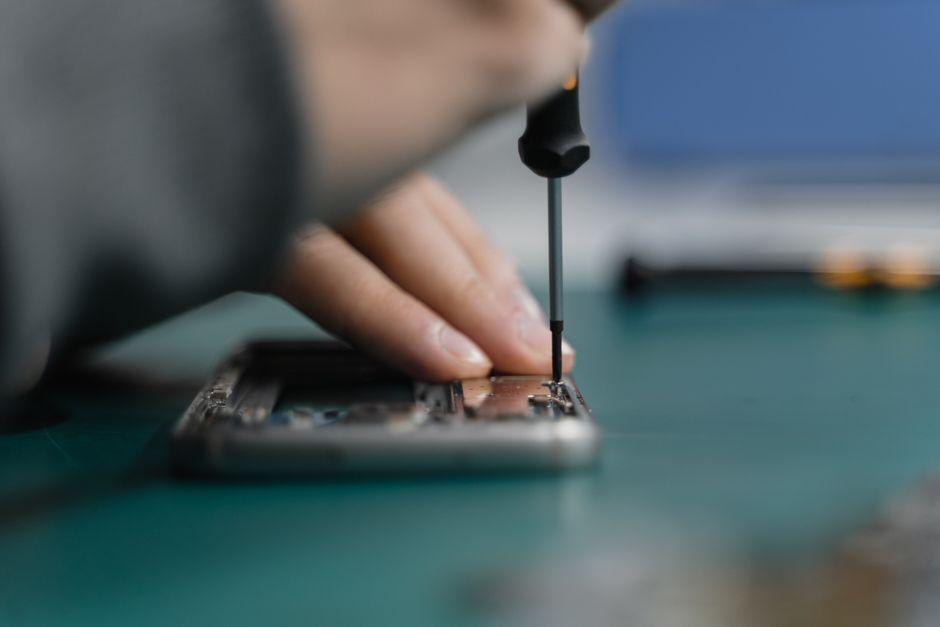 smartphone repair service technician desk