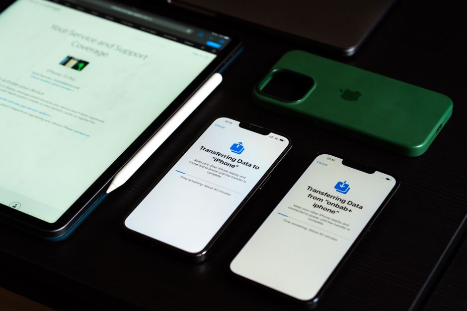 smartphone cloud data synchronization office desk