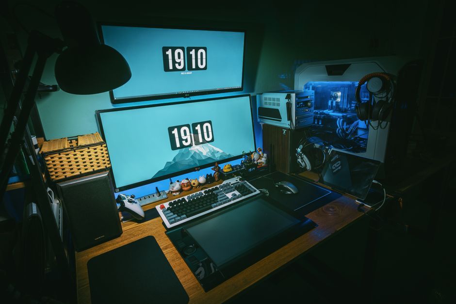 gaming computer monitor dark room atmosphere
