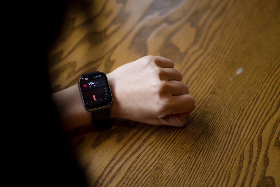 portable electronic fitness device screen