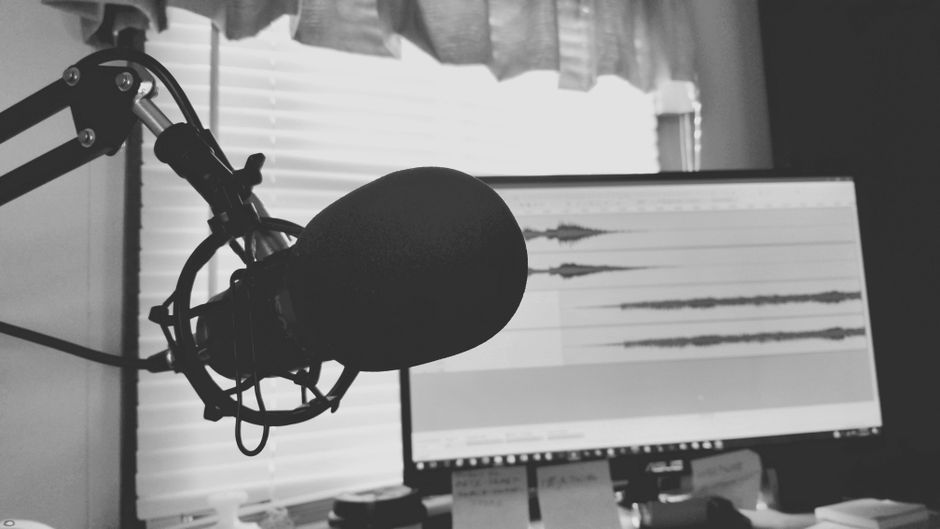 AI voice assistant microphone waveform