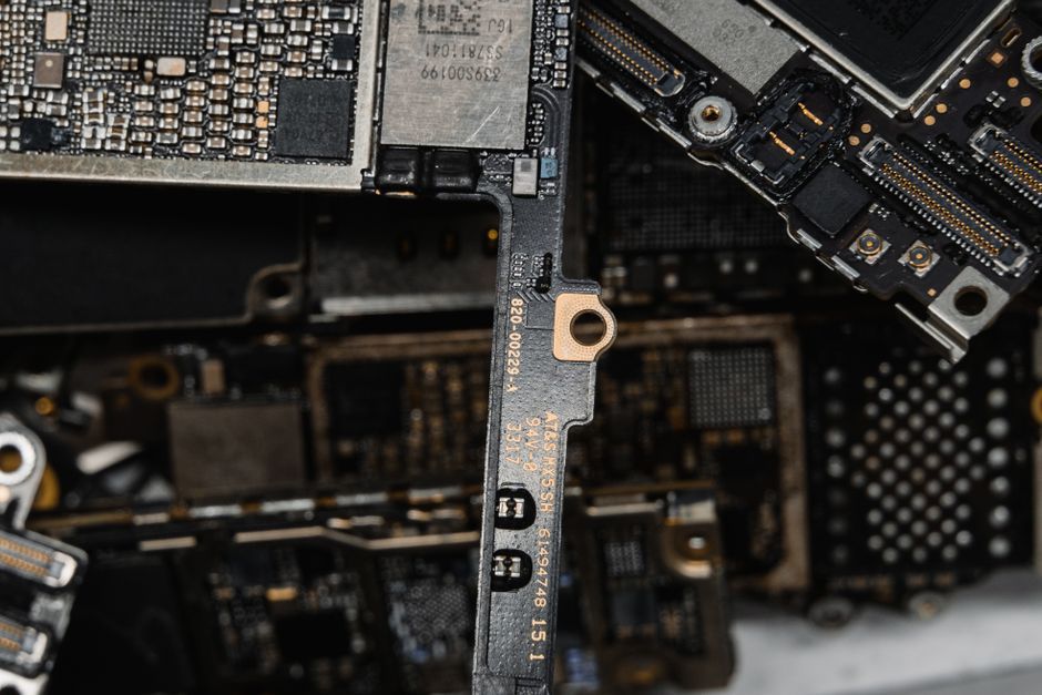 smartphone motherboard processor chip manufacturing