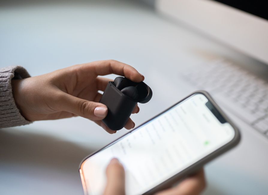 wireless bluetooth earbuds charging case tech