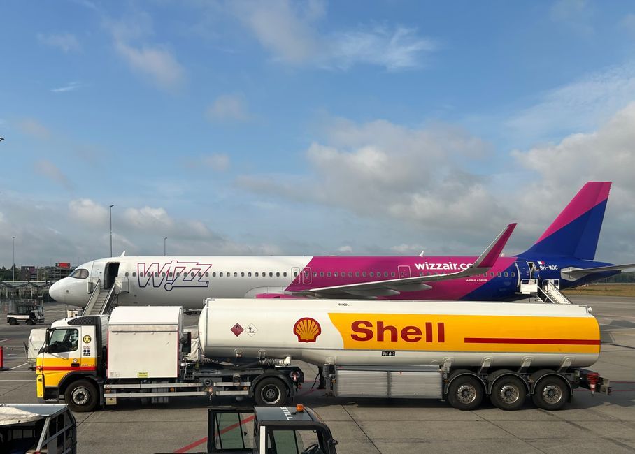 commercial aircraft refueling airport