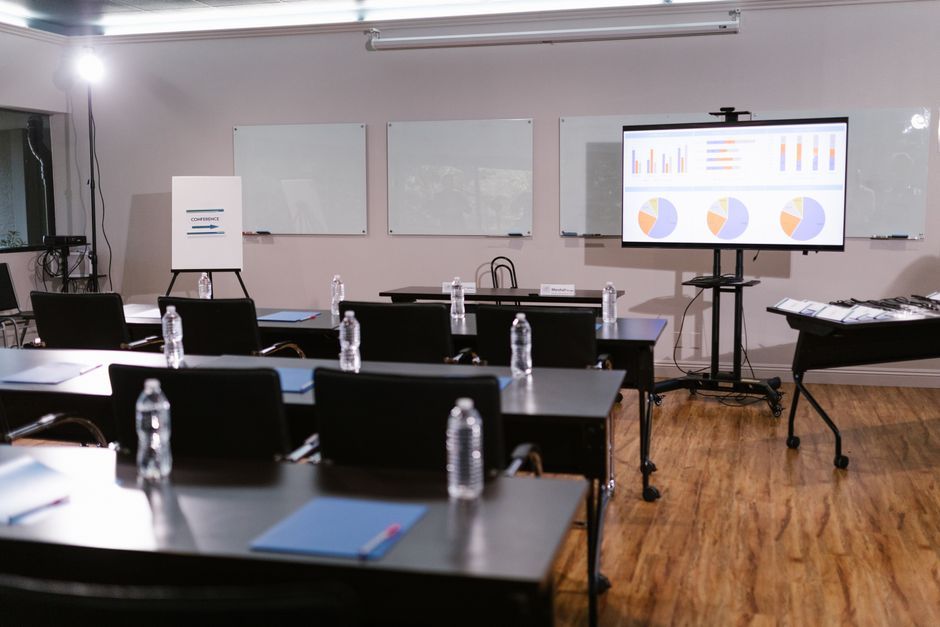 corporate seminar meeting room presentation