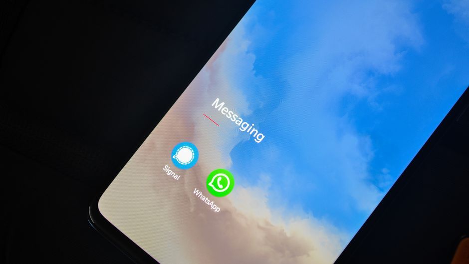 Signal mobile app chat interface