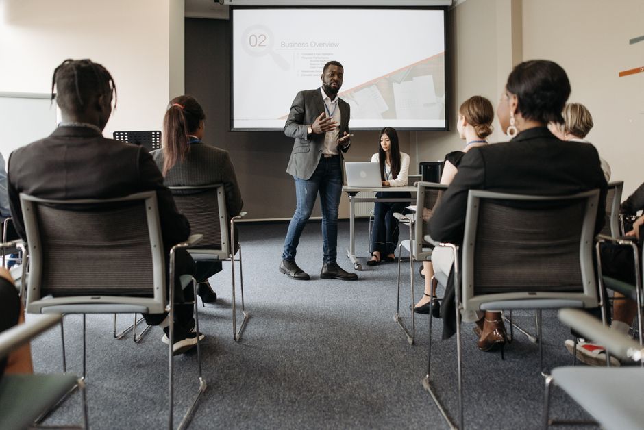 corporate seminar meeting room presentation