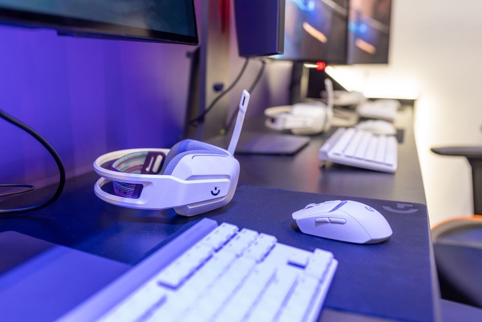 online gaming computer desk workspace