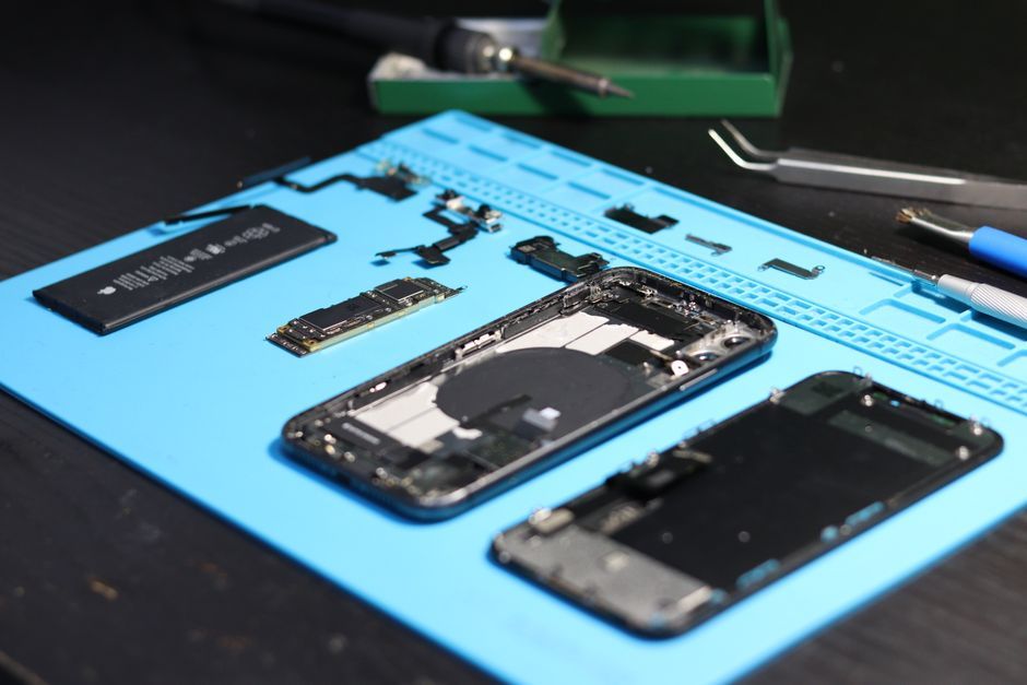 smartphone hardware tech engineering workshop