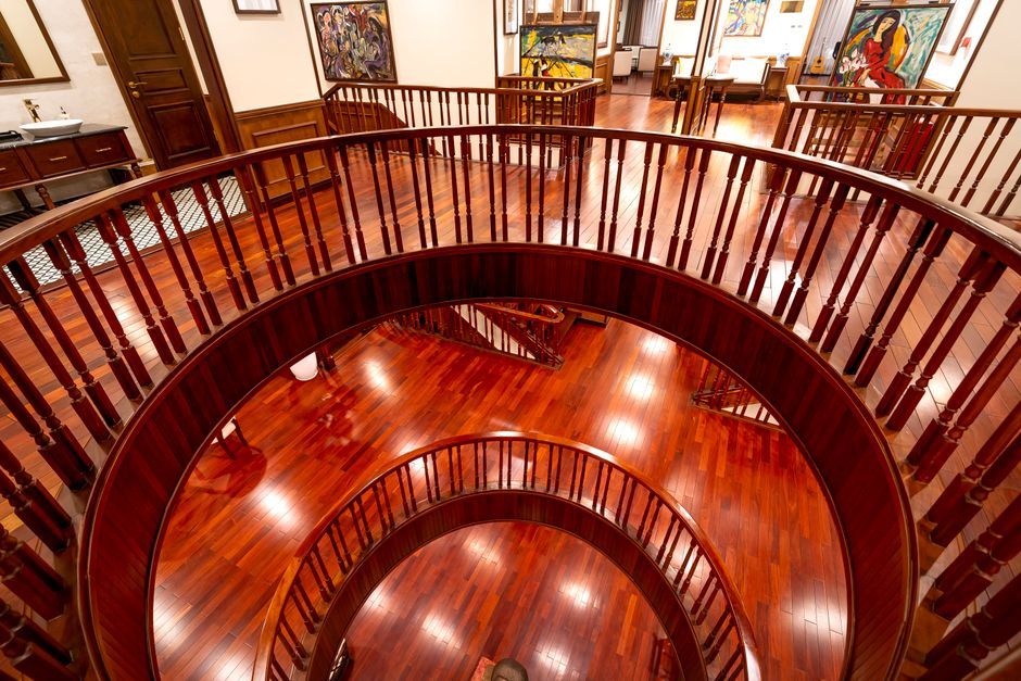 modern exhibition design curved walls wood