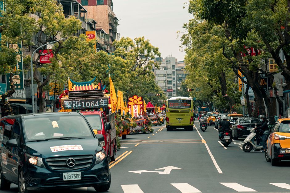 autonomous minivan vehicle street