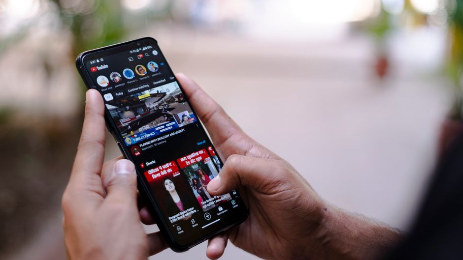 social media platform smartphone screen technology